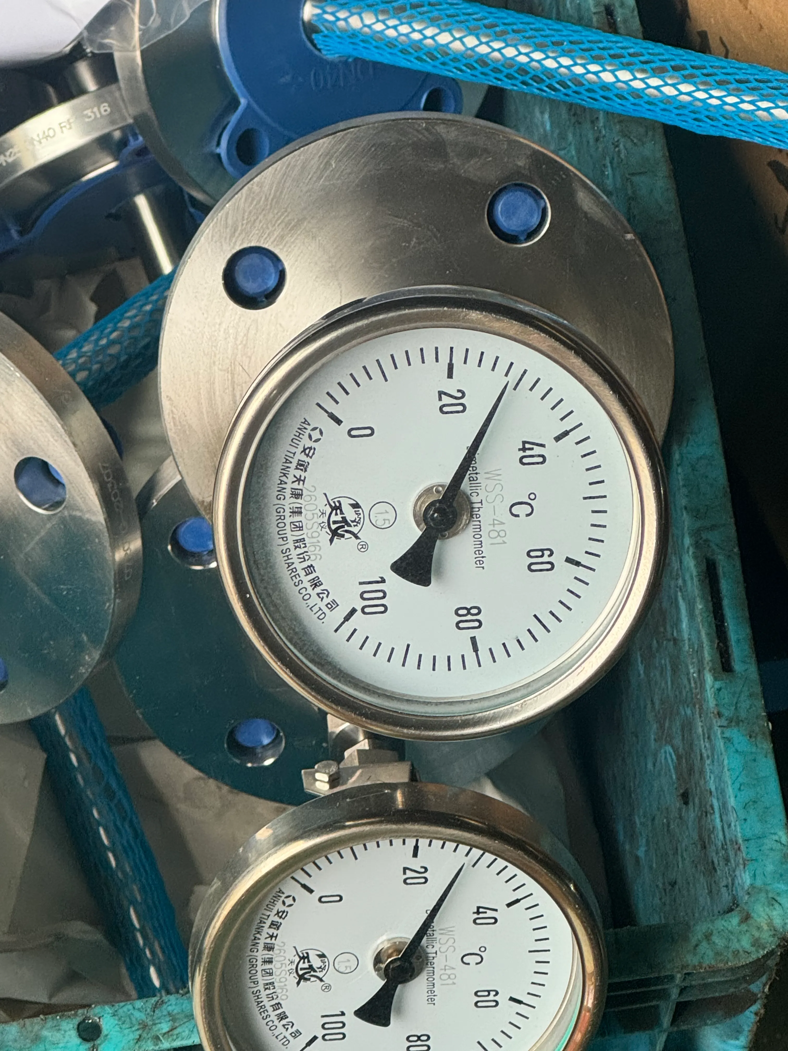 Rincian konstruksi dial dan batang termometer bimetal.