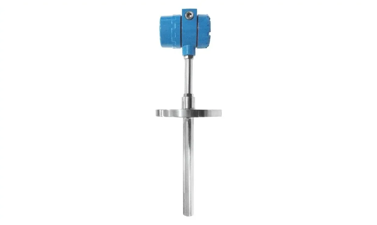 Temperature transmitter terintegrasi dengan kepala koneksi biru dan rakitan probe.