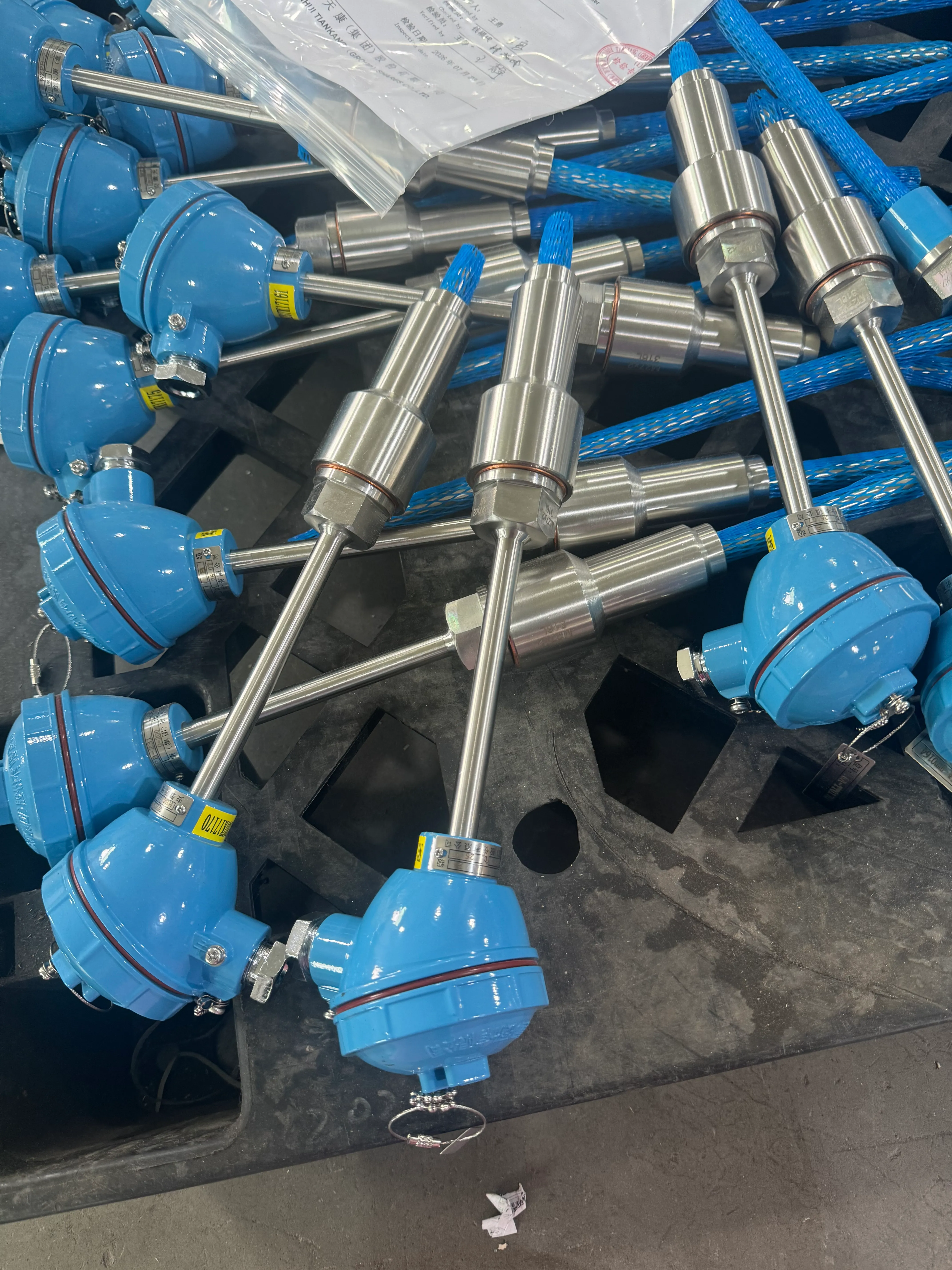 Rincian tampilan dan konstruksi kotak sambungan temperature transmitter terintegrasi.