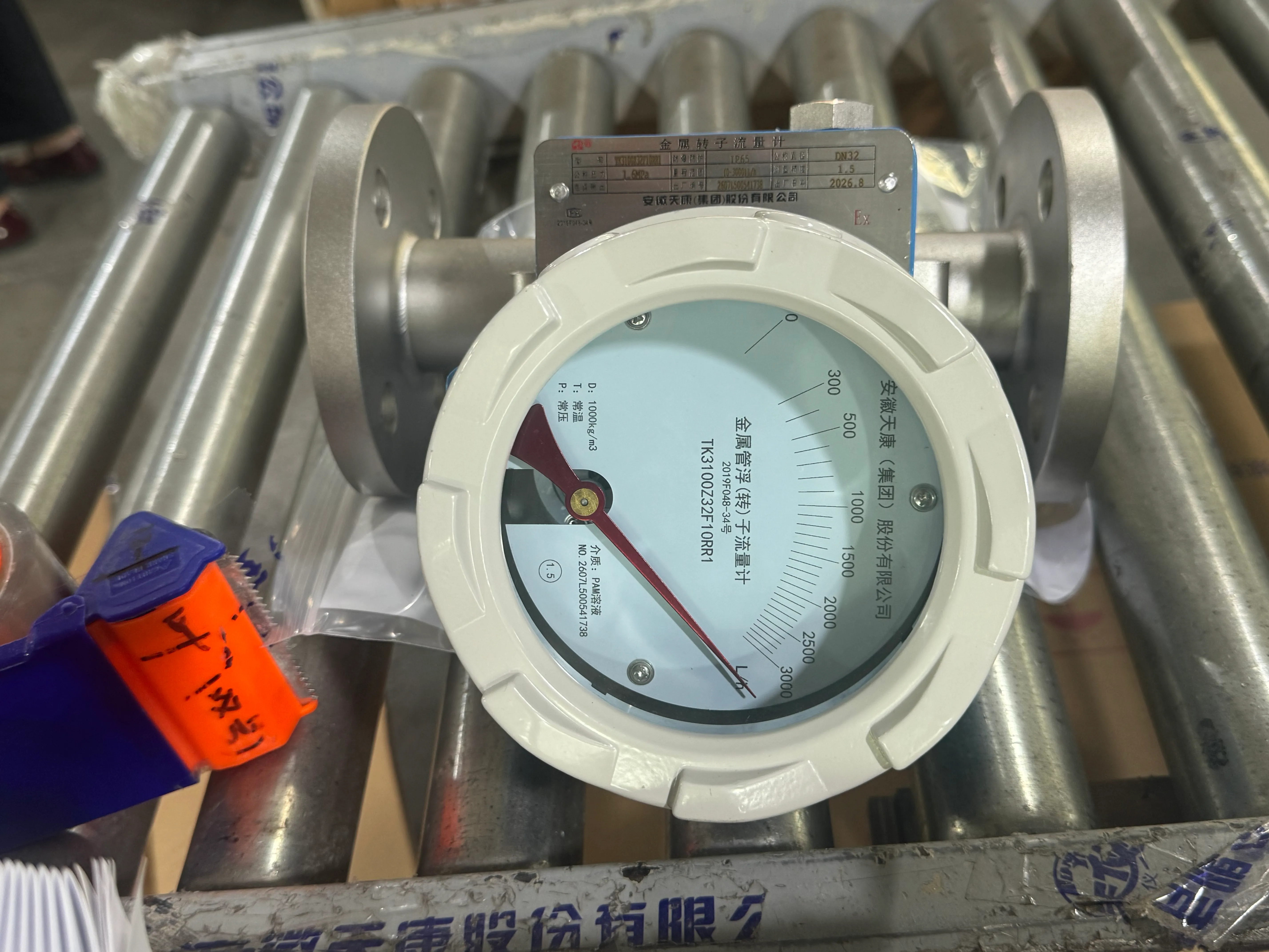 Rincian konstruksi indikator dan pelampung rotameter tabung logam.