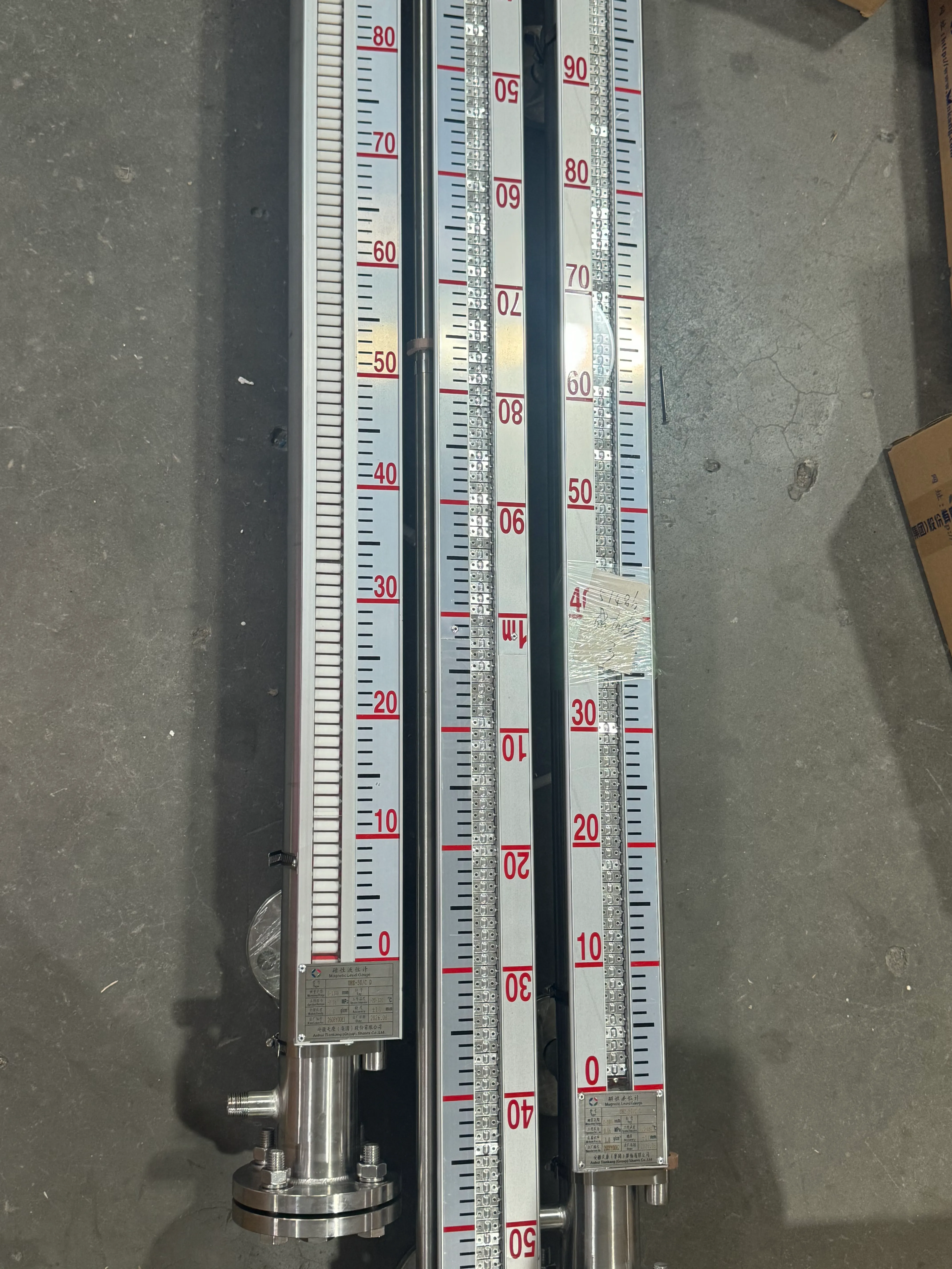 Level gauge cairan magnetik seri UHZ-50 dengan rakitan pelampung dan indikator.